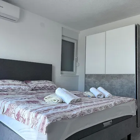 Apartman Tolo *